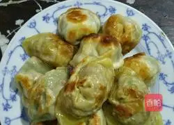 Illustration of how to make cabbage and pork dumplings 5