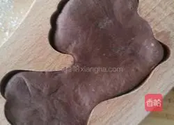 Illustration of how to make chocolate fish-shaped steamed buns 5