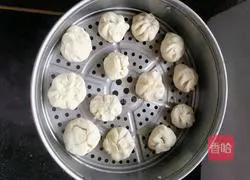 Illustration of how to make dried plum and vegetable buns 9