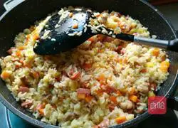 Illustration of how to make pineapple fried rice 5