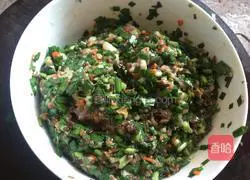 Illustration of how to make leek, mushroom and fungus dumplings 3