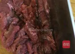 Illustration of how to make beef and leek dumplings 5