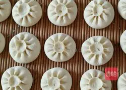 Illustration of how to make pork and radish buns 19