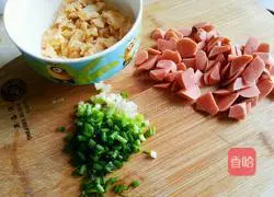 Illustration of how to make fried rice with ham sausage 5