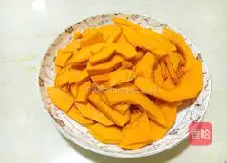 Illustration of how to make pumpkin meat buns 1