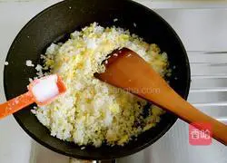 Illustration of how to make egg fried rice 8