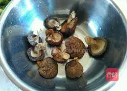 Illustration of how to make pork, mushroom, and cabbage stuffing pie 3