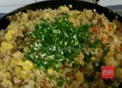 Illustration of how to make beef and egg fried rice 6