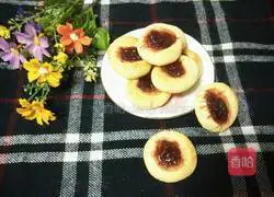 Illustration of how to make shortbread with custard and strawberry jam 7