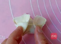 Illustration of how to make celery and pork wontons 15