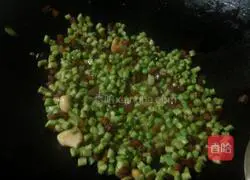 Illustration of how to make fried rice with beans and bacon 9