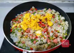 Illustration of how to make colorful fried rice 16