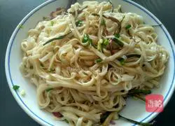 Illustration of how to make noodles with scallion oil 8