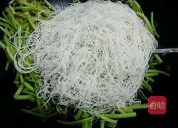 Illustration of how to make potato and vine fried noodles 7