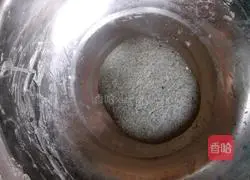 Homemade Illustration of how to make sesame steamed buns 3