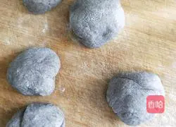 Illustration of how to make black rice steamed buns 10