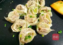 Illustration of how to make pan-fried wontons 9