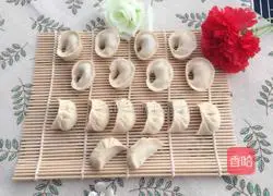 Illustration of how to make leek, egg and shrimp skin dumplings 10