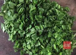 Illustration of how to make pork and leek dumplings 3