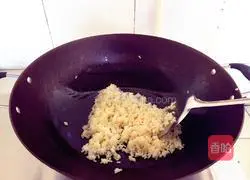 Illustration of how to make sausage and cucumber fried rice 4