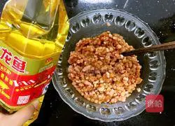 Illustration of how to make fresh meat wontons 3