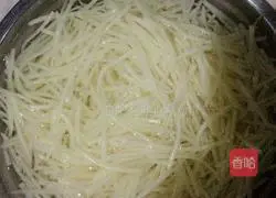 Illustration of how to make fried rice with shredded eggs and potatoes 1