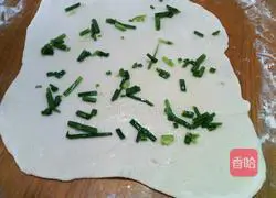 Illustration of how to make scallion pancakes 6