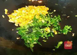 Illustration of how to make fried rice with celery and eggs 8