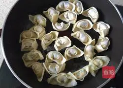 Illustration of how to make pan-fried wontons 2
