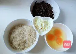 Illustration of how to make leek and egg vermicelli dumpling filling 7