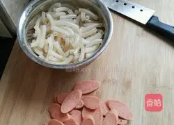 Illustration of how to make fried noodles with ham and sausage 4