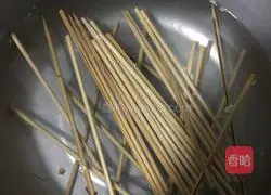 Illustration of how to make grilled chicken skewers with electric pan 5