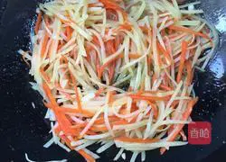 Illustration of how to make shredded potato pancakes 12