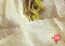 Illustration of how to make lazy green pepper fried meat rolls and flatbreads 12