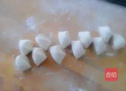 Illustration of how to make dumplings stuffed with pork and fennel 10