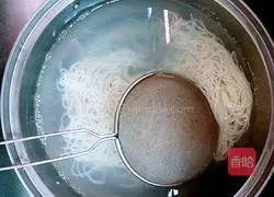 Illustration of making noodles with pork and pepper 3