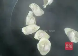 Illustration of how to make shredded chicken wontons 8