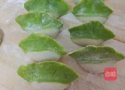 Illustration of how to make Baicai dumplings with pork and cabbage stuffing 1