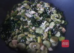 Illustration of how to make braised broad bean rice with lettuce leaves 7