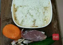 Illustration of how to make fried rice with diced vegetables and meat 1