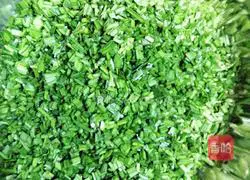 Illustration of how to make shrimp, leek, meat and three fresh dumplings 3