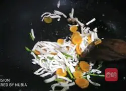 Illustration of how to make shredded chicken and vegetable nutritious noodles 5