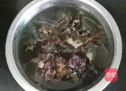 Illustration of how to make carrot, fungus, and egg fried rice 1