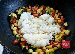 Illustration of how to make curry apple fried rice 9