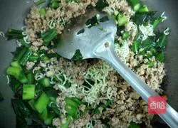 Illustration of how to make stir-fried noodles with minced kale and minced meat 8