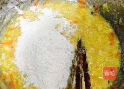 Illustration of how to make egg pancakes with baby cabbage, carrots and shreds 3