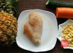 Illustration of how to make pineapple corn chicken fried rice 1