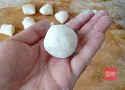 Illustration of how to make glutinous rice balls with peanut and mung bean paste 14