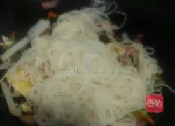 Illustration of how to make fried noodles with three shredded eggs 7