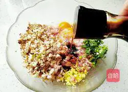 Illustration of how to make wonton stuffing 5